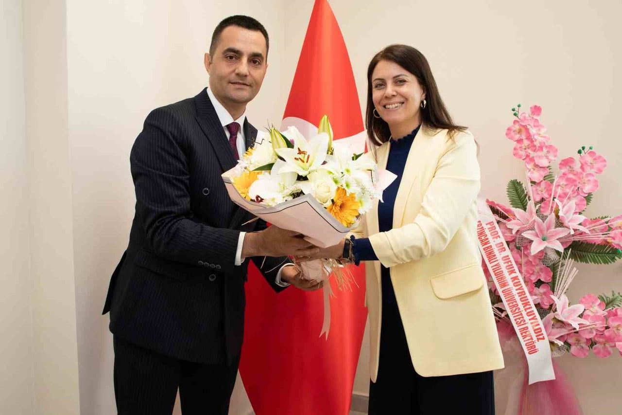 YÜKSEKOKUL MÜDÜRLÜĞÜ GÖREVİNİ YÜRÜTEN REKTÖR YARDIMCISI PROF. DR. MERYEM ÖZTURAN SAĞIRLI, GÖREVİNİ...