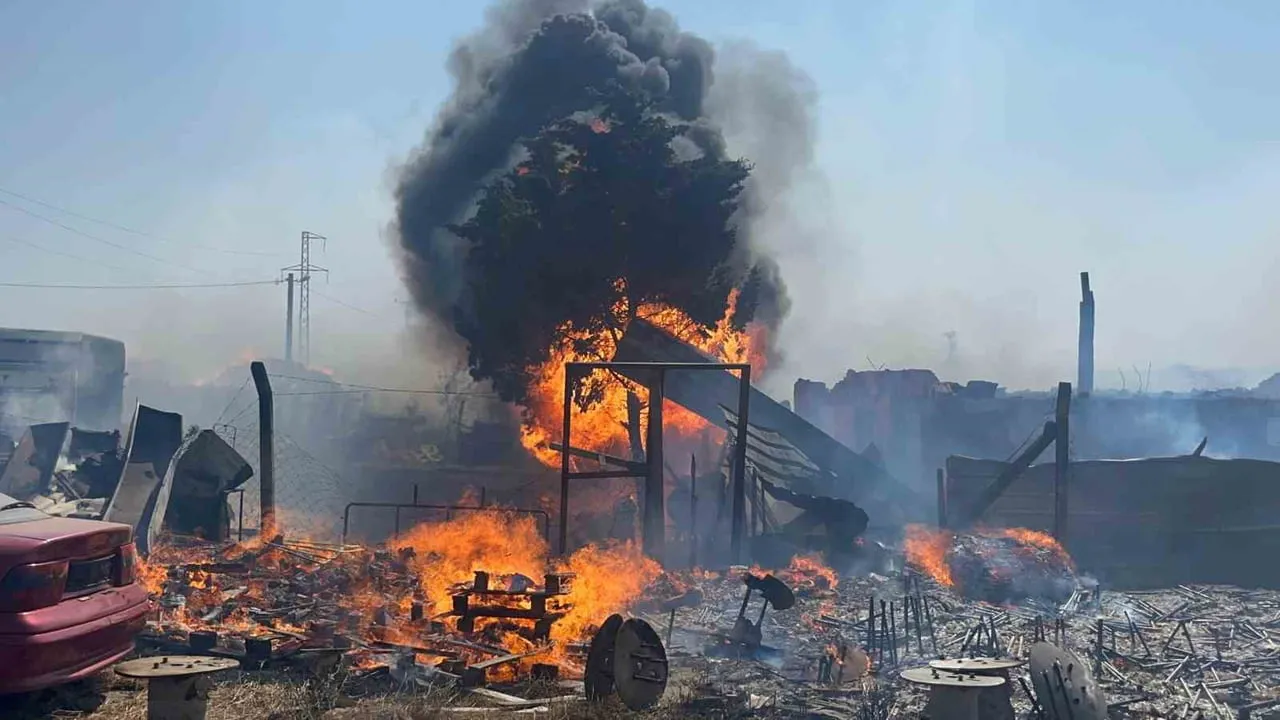 SAĞLIK MAHALLESİ KIRSALINDA ÇIKAN ANIZ YANGINI, KISA SÜREDE GENİŞ BİR ALANA YAYILDI
