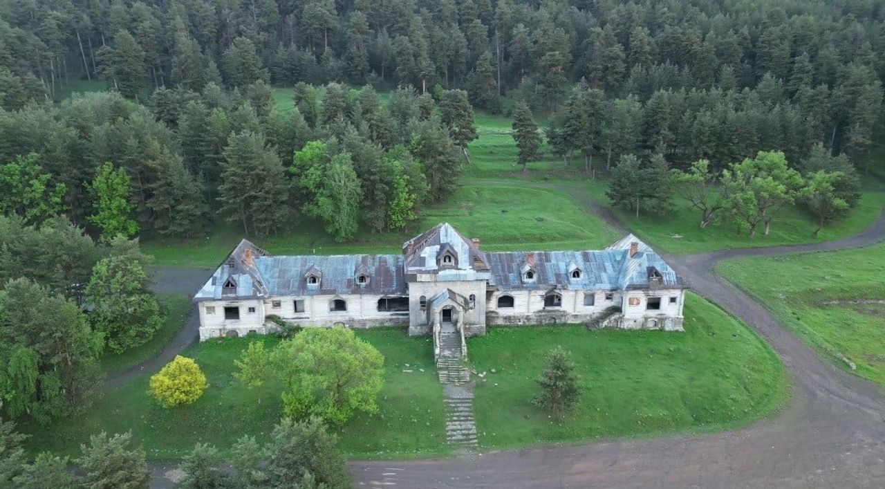 KARS'IN SARIKAMIŞ İLÇESİNDE, SARIÇAM ORMANLARININ ARASINDA ADETA ZAMANA MEYDAN OKUYAN TARİHİ...