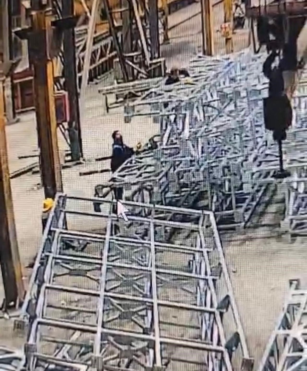 ANKARA’DA GALVANİZ FABRİKASINDA HALAT BAĞLADIĞI ÇELİK PLATFORMUNUN DEVRİLMESİ SONUCU ALTINDA KALAN...