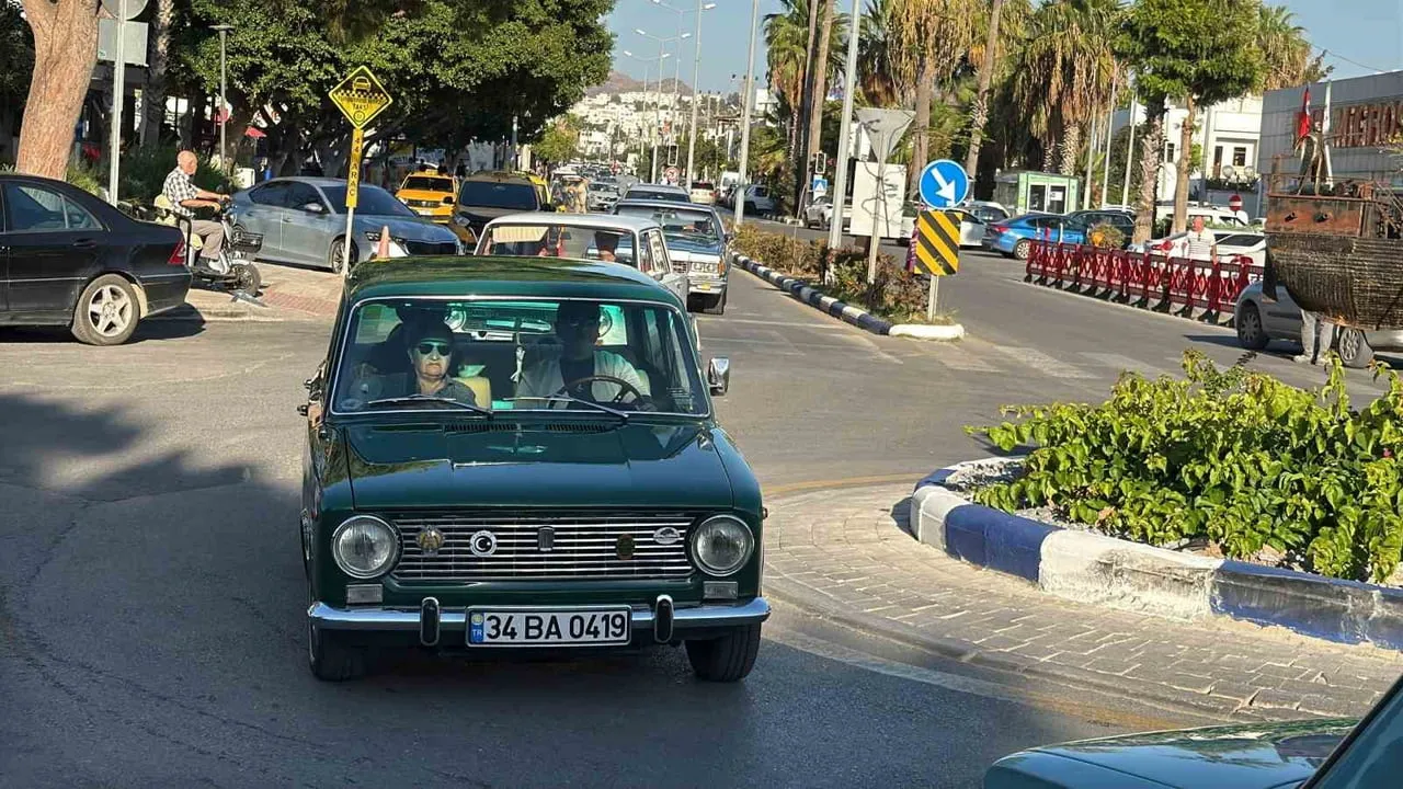 BODRUM’DA 42 KLASİK OTOMOBİL NOSTALJİ RÜZGARI ESTİRDİ