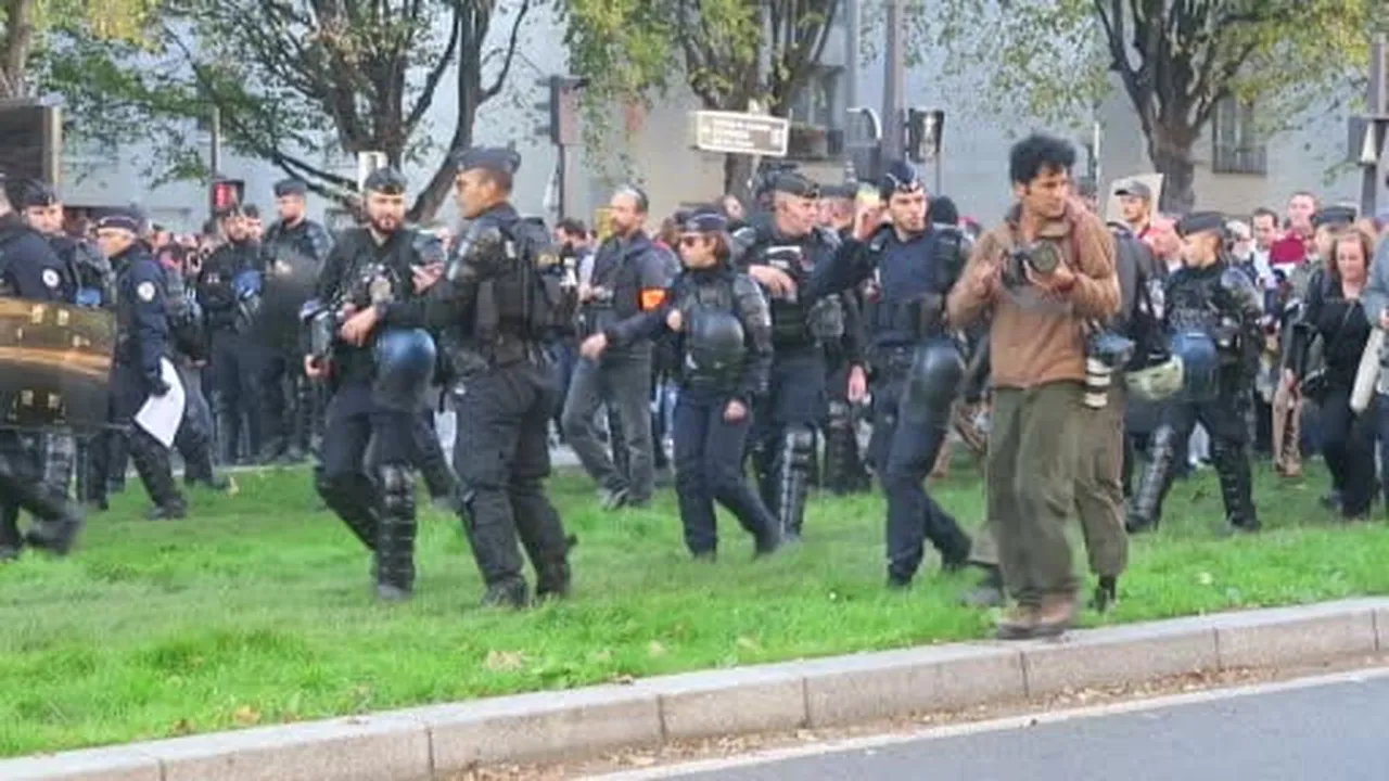 Fransa’nın başkenti Paris’te hayat pahalılığı ve eğitim politikalarına karşı yaklaşık 70 bin...