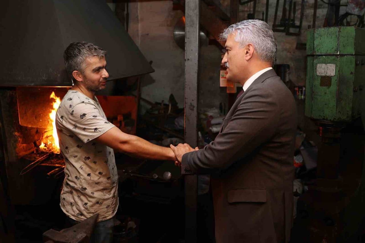 DÜZCE VALİSİ MEHMET MAKAS, SOMUT OLMAYAN KÜLTÜREL MİRAS TAŞIYICISI UNVANINA SAHİP BIÇAKÇILIK...