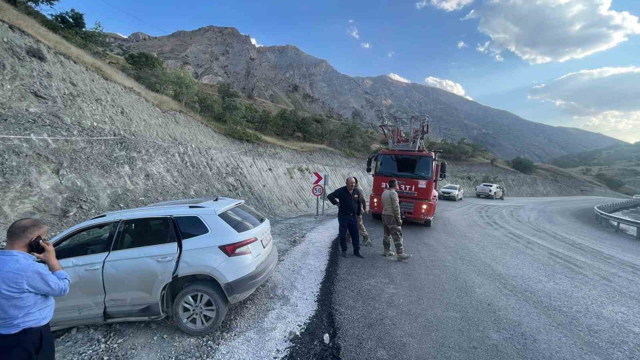 HAKKARİ-VAN KARAYOLUNUN ALTERNATİF YOL GÜZERGÂHINDA MEYDANA GELEN TRAFİK KAZASINDA 4 KİŞİ...