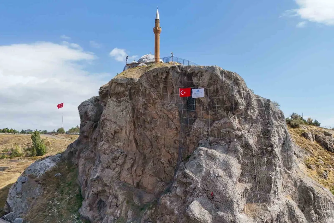 SİVAS’TA YUKARI TEKKE MEZARLIĞINDA BULUNAN ABDULVAHABİ GAZİ TÜRBESİ VE CAMİ ÇEVRESİNDE BAŞLATILAN...