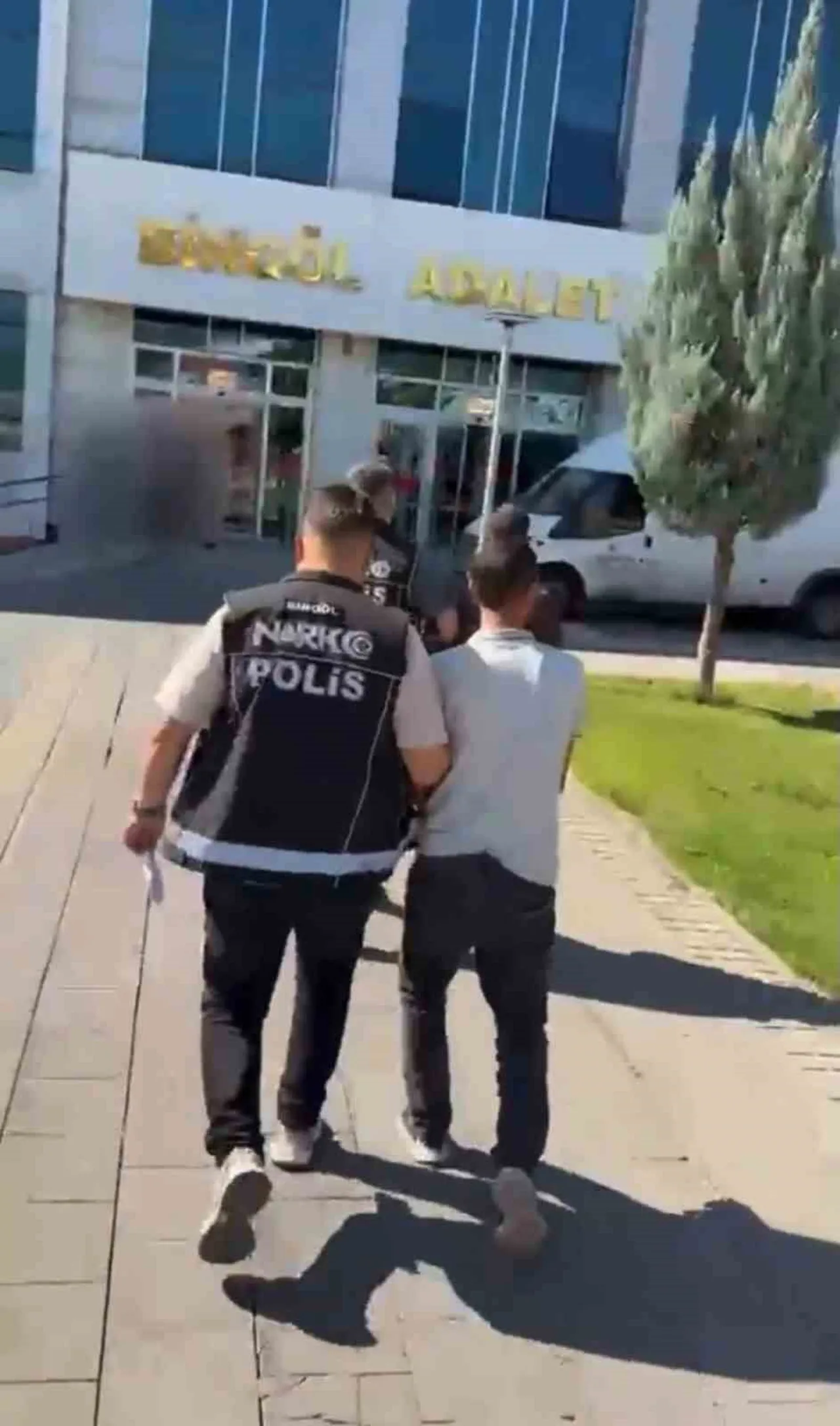 UYUŞTURUCU MADDE TİCARETİ YAPMAK SUÇUNDAN ADLİ MERCİLERE SEVK EDİLEN 2 ŞÜPHELİDEN 1'İ...