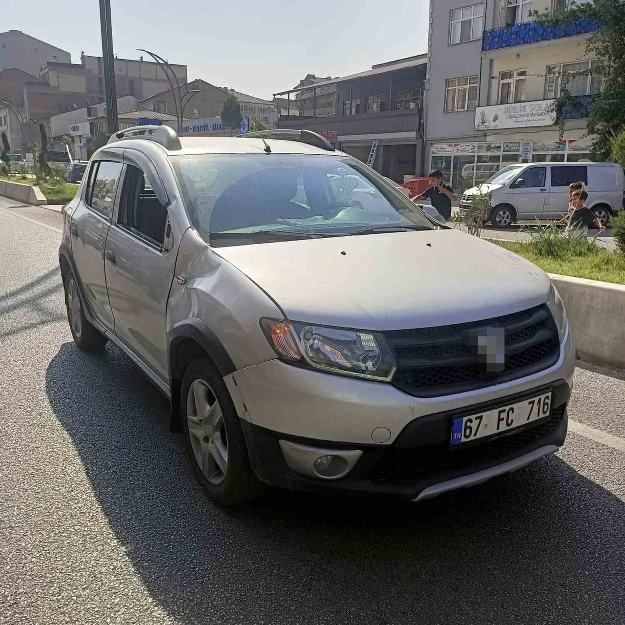 KARABÜK’TE YAYA GEÇİDİNDEN GEÇMEYE ÇALIŞAN 71 YAŞINDAKİ YAYA, OTOMOBİLİN ÇARPMASI SONUCU...