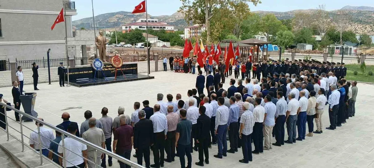 ADIYAMAN'IN GÖLBAŞI İLÇESİNDE 30 AĞUSTOS ZAFER BAYRAMI ATATÜRK ANITINA ÇELENK SUNUMUYLA...