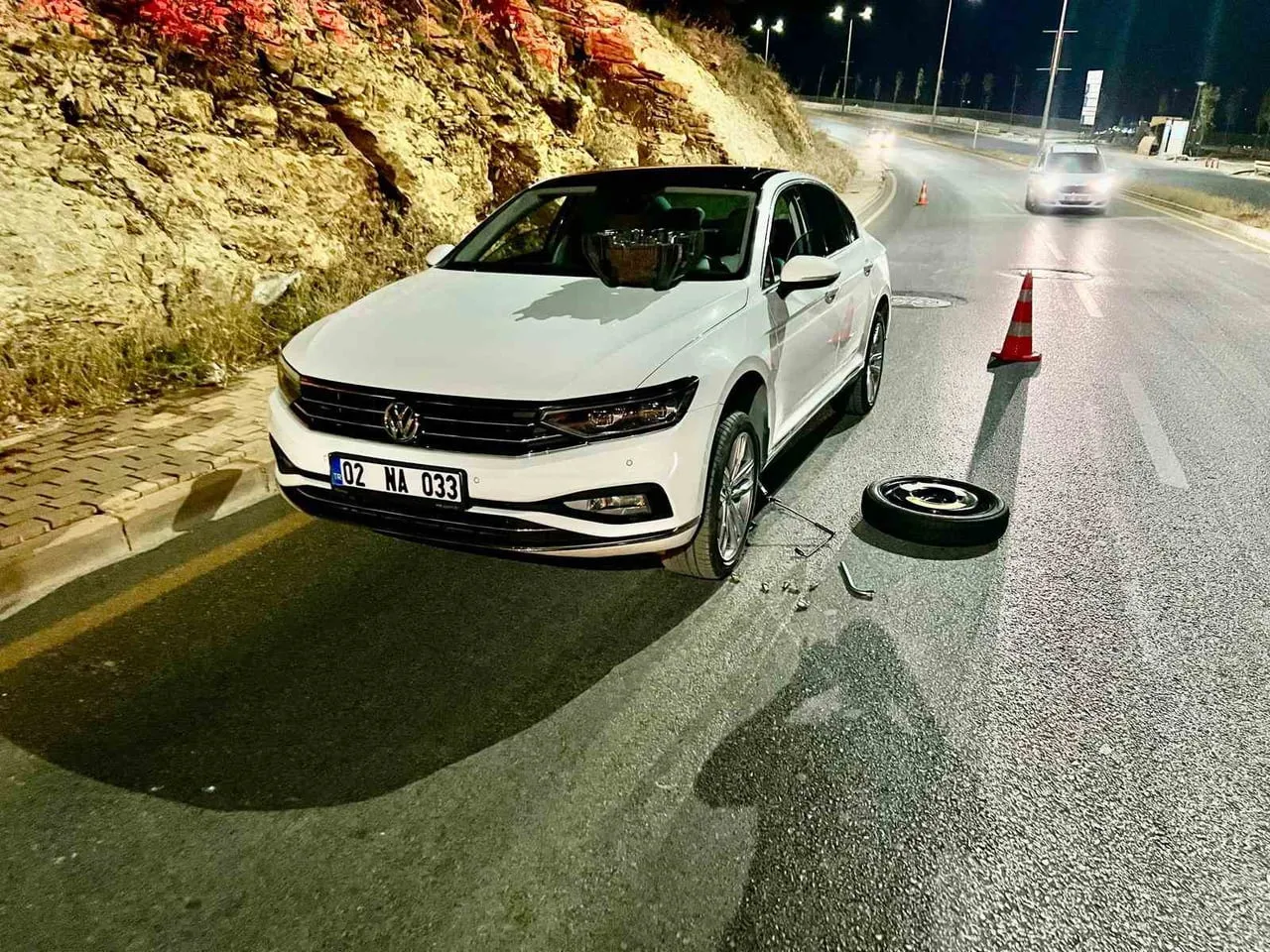 ADIYAMAN’DA, TAM KAPATILMAYAN ÇUKURA GİREN 4 ARACIN LASTİKLERİ PATLADI.