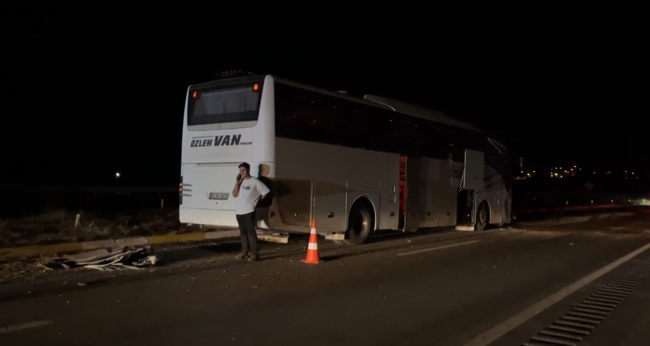 SİVAS’TA YOLCU OTOBÜSÜ İLE OTOMOBİLİN KARIŞTIĞI TRAFİK KAZASINDA 2 KİŞİ HAFİF...