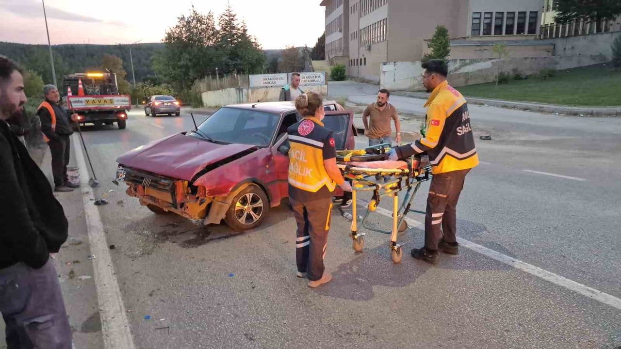 ESKİŞEHİR'DE SÜRÜCÜSÜNÜN DİREKSİYON HAKİMİYETİNİ KAYBETMESİ SONUCU AYDINLATMA DİREĞİNE ÇARPAN...