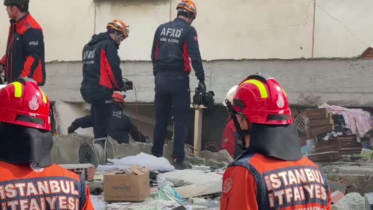 Maltepe'de enkaz altında dinleme yapan ekiplerin çalışmaları sürüyor