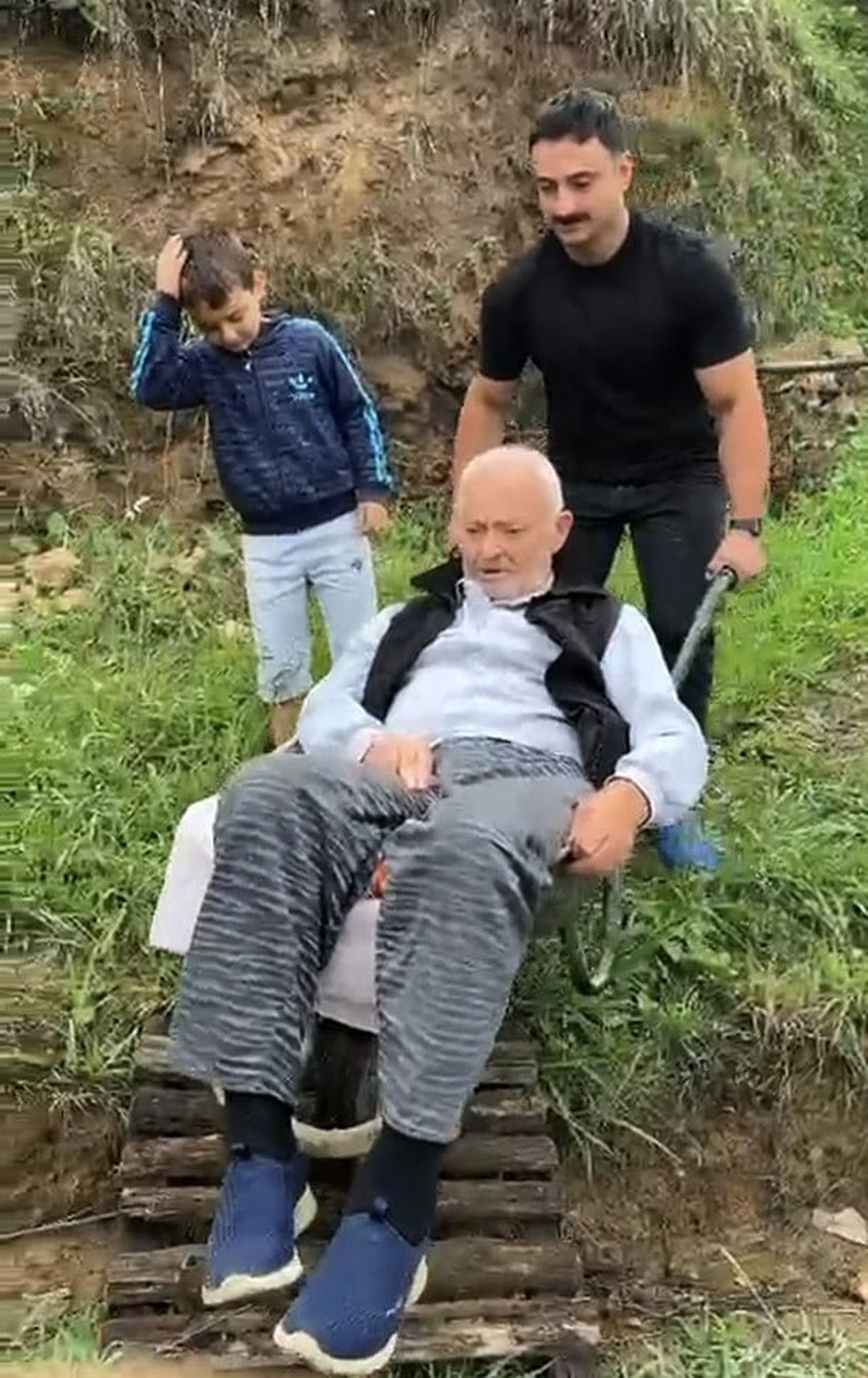 ARAKLI İLÇESİNE BAĞLI DEĞİRMENCİK MAHALLESİ'NDE YAŞAYAN DİYALİZ HASTASI İSMET BIYIK, ULAŞIM SORUNU...