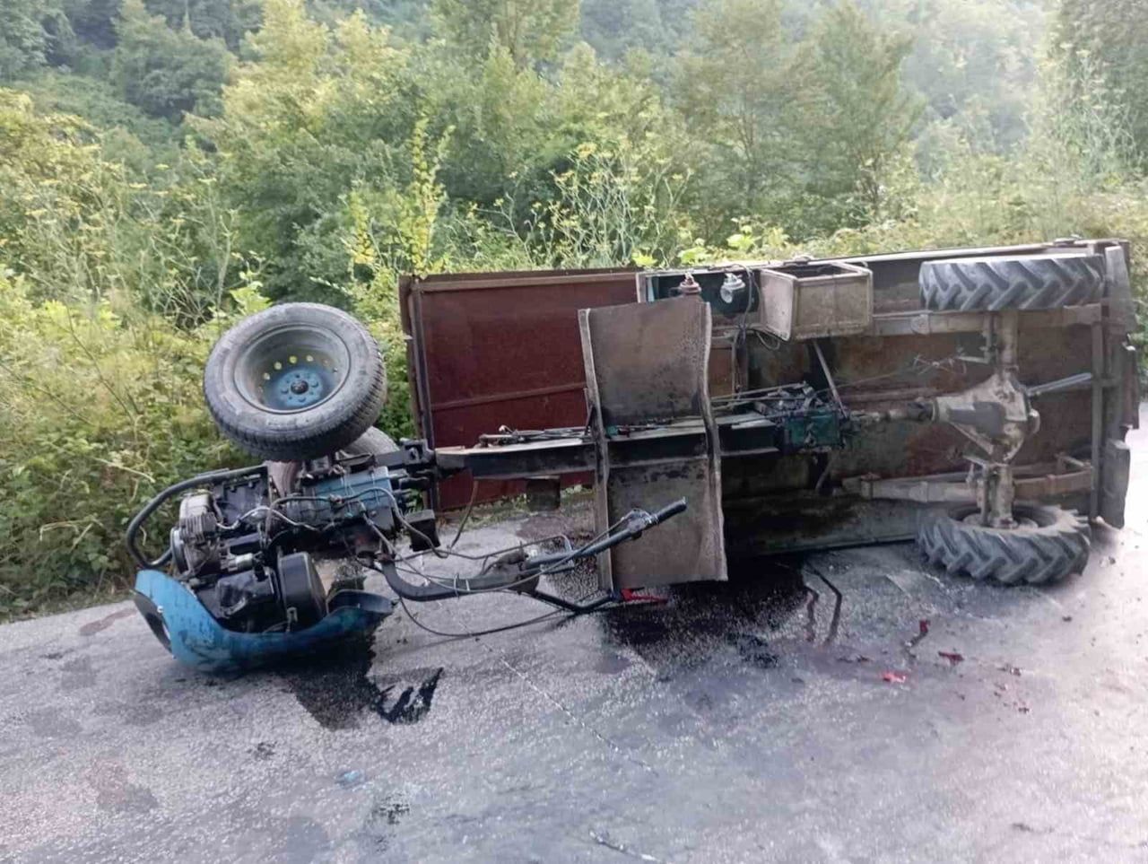 KASTAMONU'NUN İNEBOLU İLÇESİNDE DEVRİLEN TARIM ARACININ SÜRÜCÜSÜ YARALANDI.