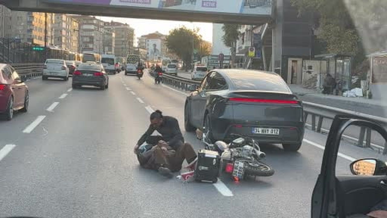 Avcılarda araç ile çarpışan motosiklet devrildi, vatandaşlar sürücünün yardımına koştu