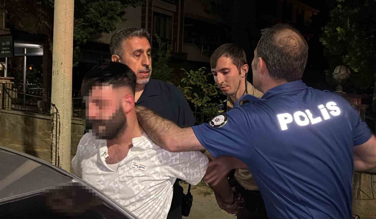POLİSE DİRENİP OLAY YERİNDEN KAÇAN ŞAHISLAR KOVALAMACA SONUCU YAKALANIRKEN, ORTALIĞIN SAVAŞ...
