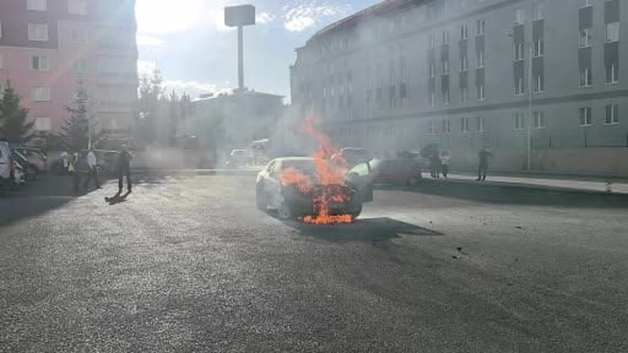 Erzurum'da korkutan araç yangını: Art arda patlamalar yaşandı