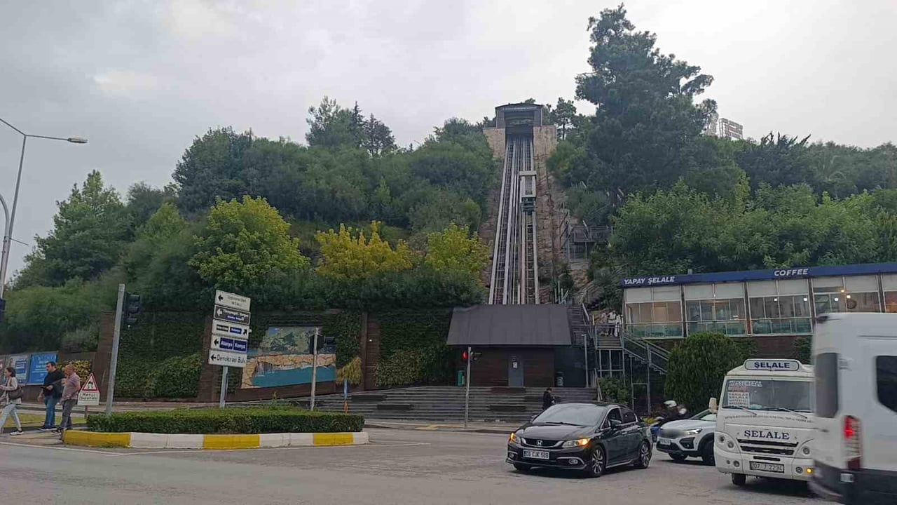 ANTALYA'NIN MANAVGAT İLÇESİNDE ARKADAŞLARININ ASANSÖRÜN KAPISINI AÇIP KAPATARAK ŞAKALAŞTIĞI SIRADA...
