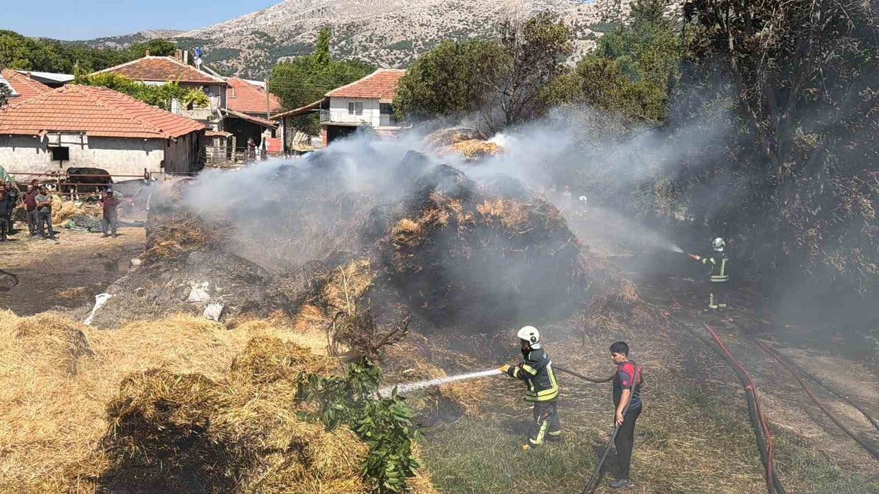 BURDUR'DA TARIM ARAZİSİNDE ÇIKAN YANGINDA YAKLAŞIK 50 TON BALYA SAMAN YANDI