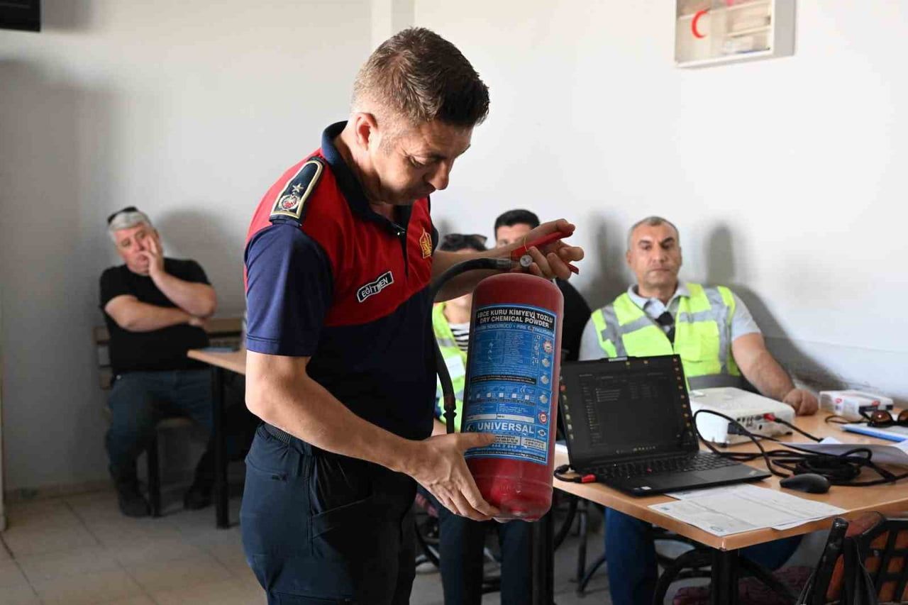 BELEDİYE PERSONELİNE ACİL DURUMLARDA YAPILMASI GEREKENLER ANLATILIRKEN, ARDINDAN YANGIN SÖNDÜRME...