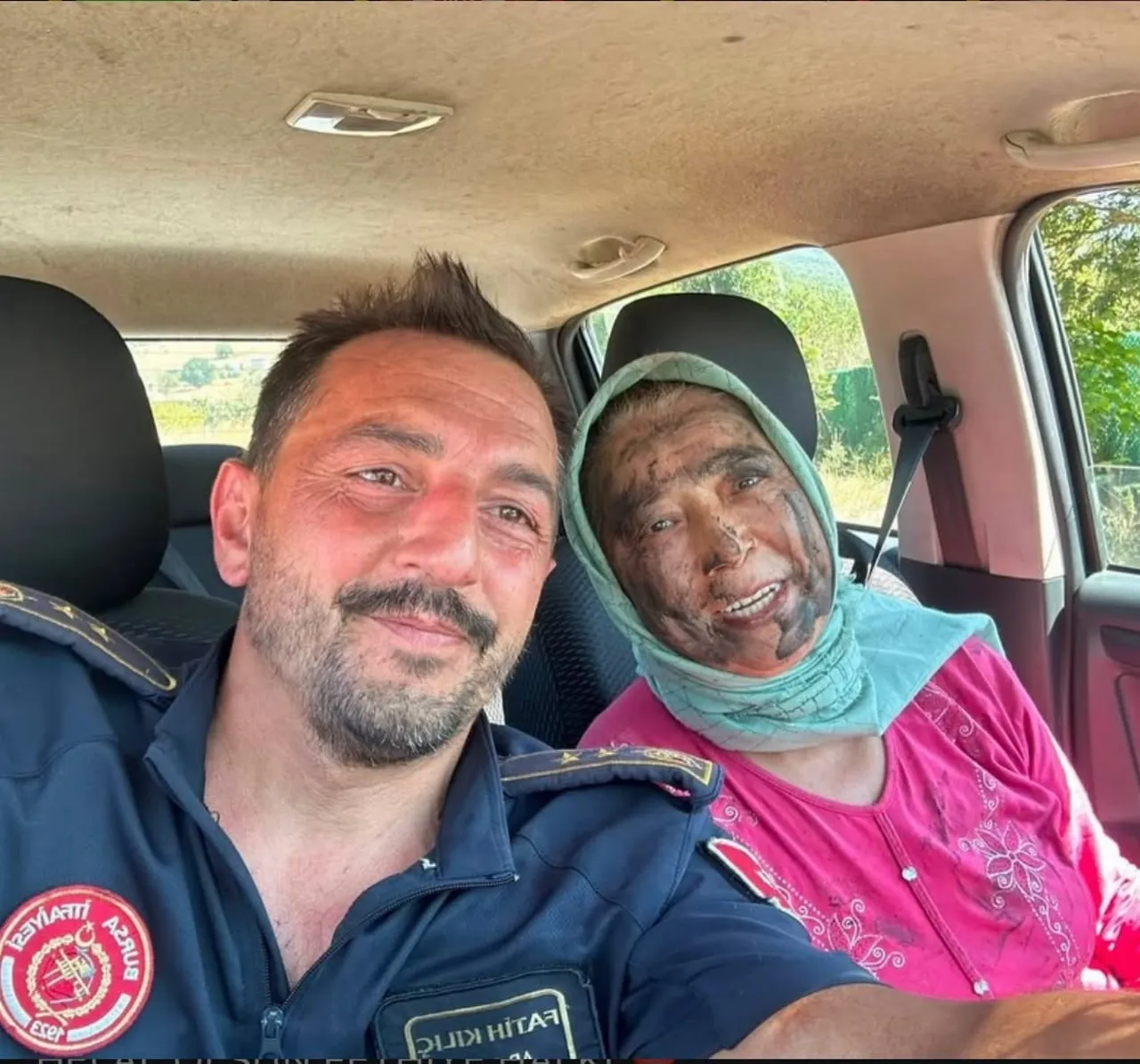 HASTALIĞINI UNUTTU, YANGINA KOŞTU 65 YAŞINDAKİ HANİFE TEYZE ALEVLERİN ÖNÜNE BÖYLE GEÇTİ