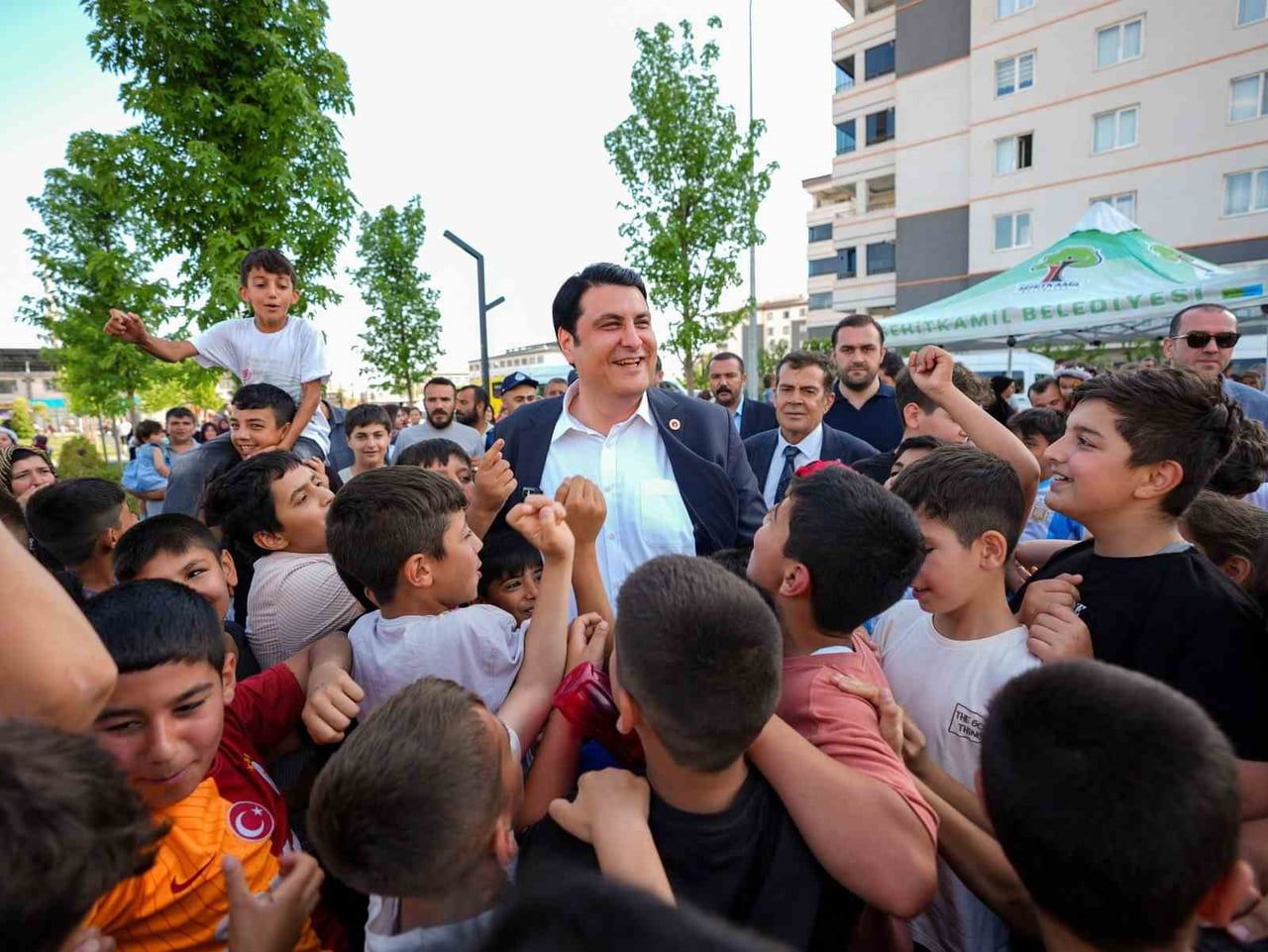 ŞEHİTKAMİL BELEDİYE BAŞKANI UMUT YILMAZ, ÜNİVERSİTE VE LİSE ÖĞRENCİLERİNİN ARDINDAN İLK VE...