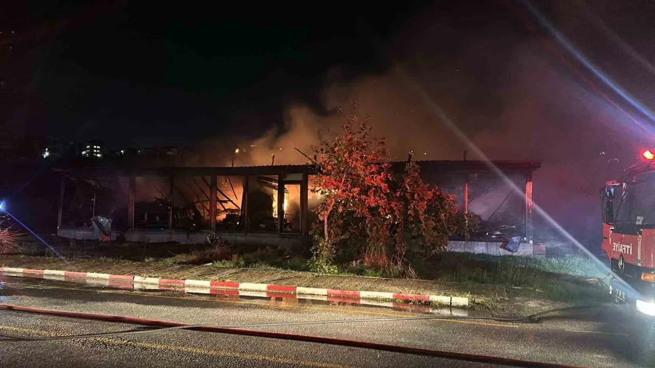 YALOVA’NIN KADIKÖY BELDESİNDE MOBİLYA İMALATHANESİNDE ÇIKAN YANGIN İTFAİYE EKİPLERİNİN...