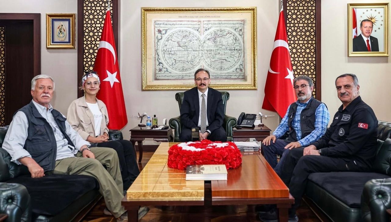 PROF. DR. HASAN SÖZBİLİR (SAĞDAN İKİNCİ) BAŞKANLIĞINDAKİ EKİP, SİİRT VALİSİ KEMAL KIZILKAYA'YI...
