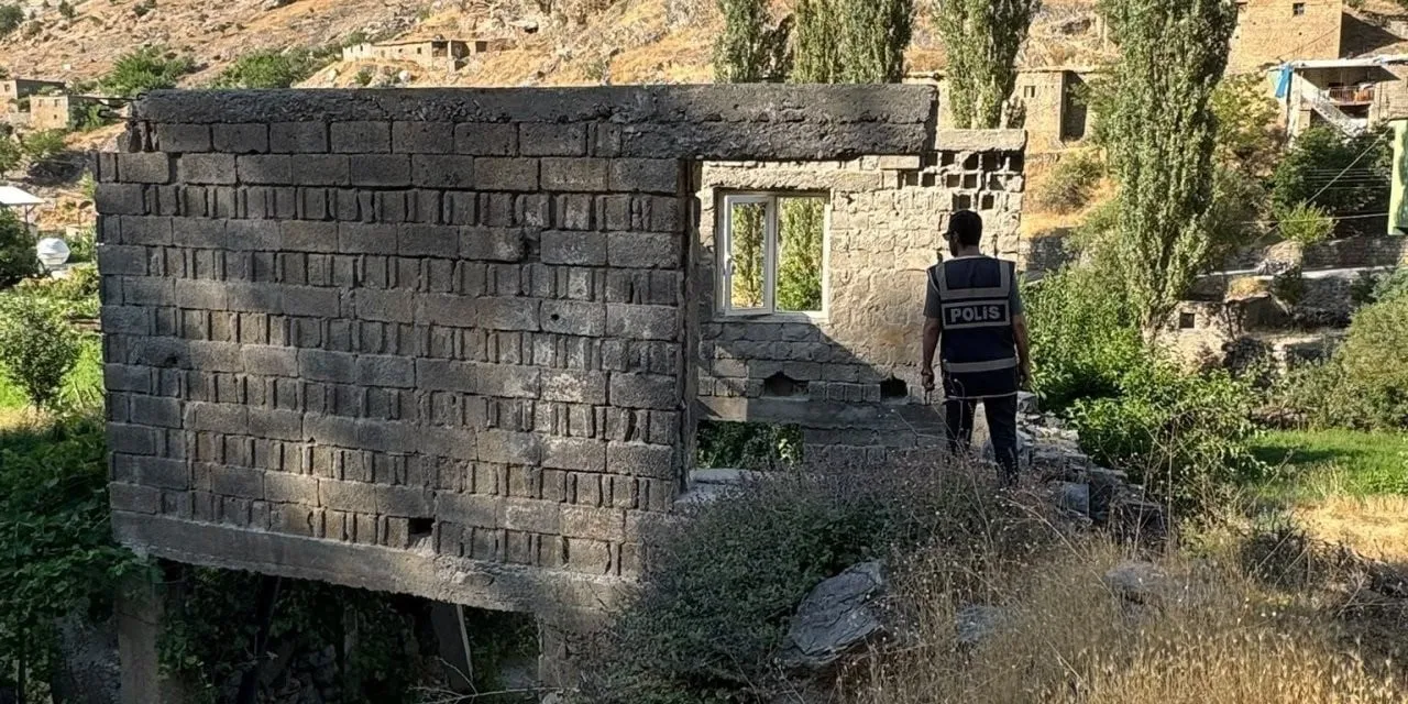 ŞIRNAK’TA UYUŞTURUCUYLA MÜCADELE KAPSAMINDA GÜVENLİK GÜÇLERİNİN DENETİMLERİ HIZ KESMEDEN DEVAM...