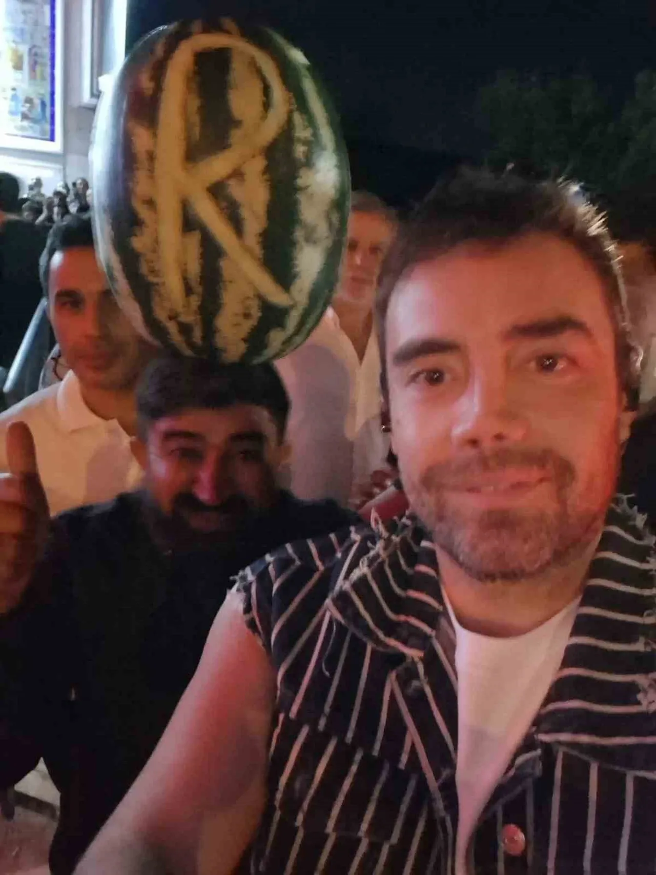 ESKİŞEHİR'DE KAFASINDA TAŞIDIĞI KARPUZLA TANINAN MUSTAFA DÖNMEZ, KONSERİNE GİTTİĞİ ŞARKICI MURAT...