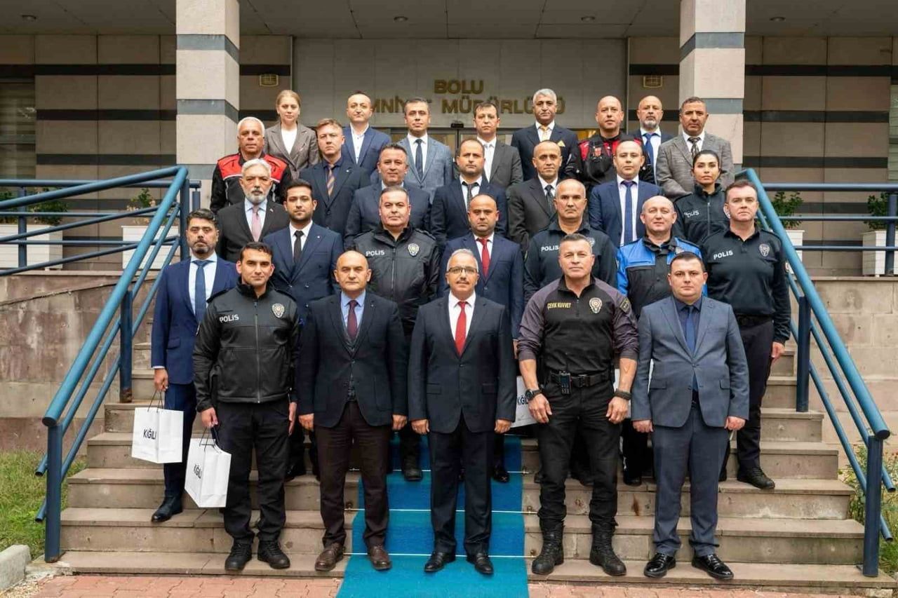 BOLU İL EMNİYET MÜDÜRÜ YILMAZ İPAR, GÖREVLERİNDE BAŞARILI ÇALIŞMALARA İMZA ATAN PERSONELE HEDİYE...