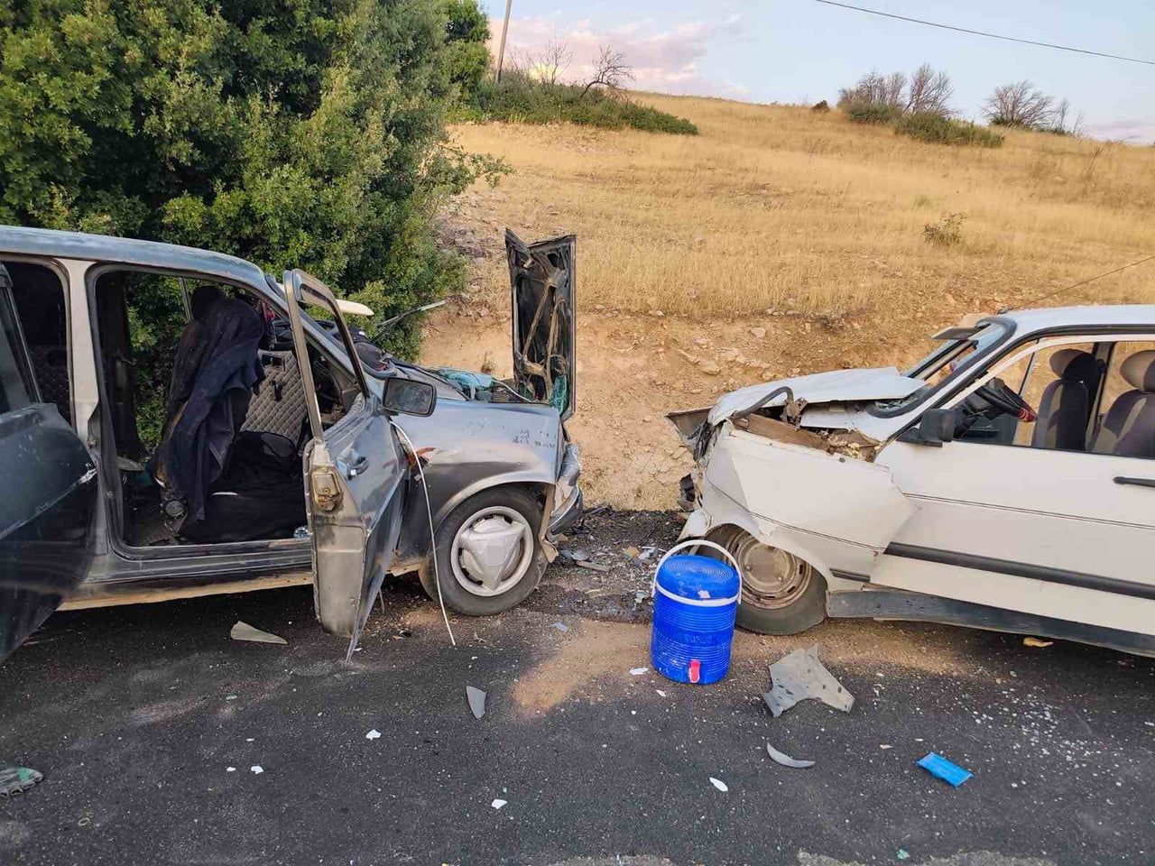 ADIYAMAN’IN BESNİ İLÇESİNDE İKİ OTOMOBİLİN ÇARPIŞMASI SONUCU MEYDANA GELEN TRAFİK KAZASINDA...