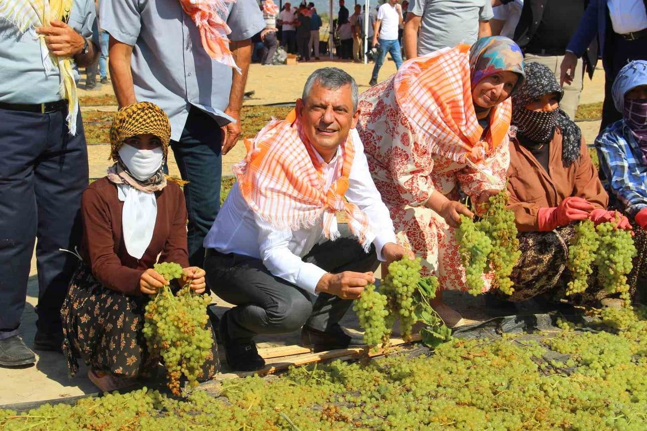YENİ PARTİ GENEL BAŞKANI ÖZGÜR ÖZEL, MANİSA'NIN ŞEHZADELER İLÇESİNDE ÜZÜM ÜRETİCİLERİYLE BİR ARAYA...
