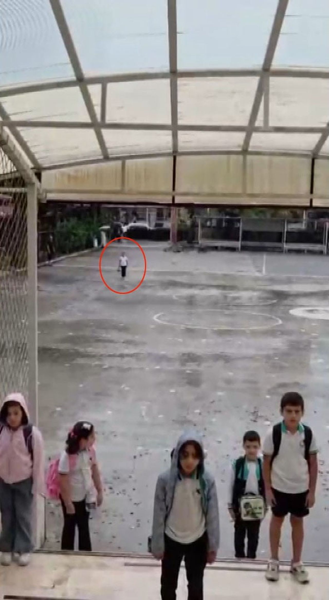 HATAY’DA İLKOKUL ÖĞRENCİSİ ASEL MİNA, YAĞMUR YAĞDIĞI ESNADA OKUNAN İSTİKLAL MARŞI’NA ISLANARAK...