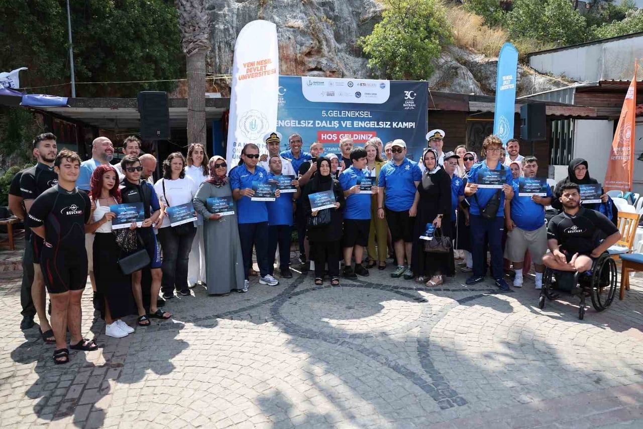 PROGRAMIN SONUNDA ETKİNLİK KAPSAMINDA DALIŞ YAPAN SPORCULARA GÜNÜN ANISINA SERTİFİKALARI TAKDİM...
