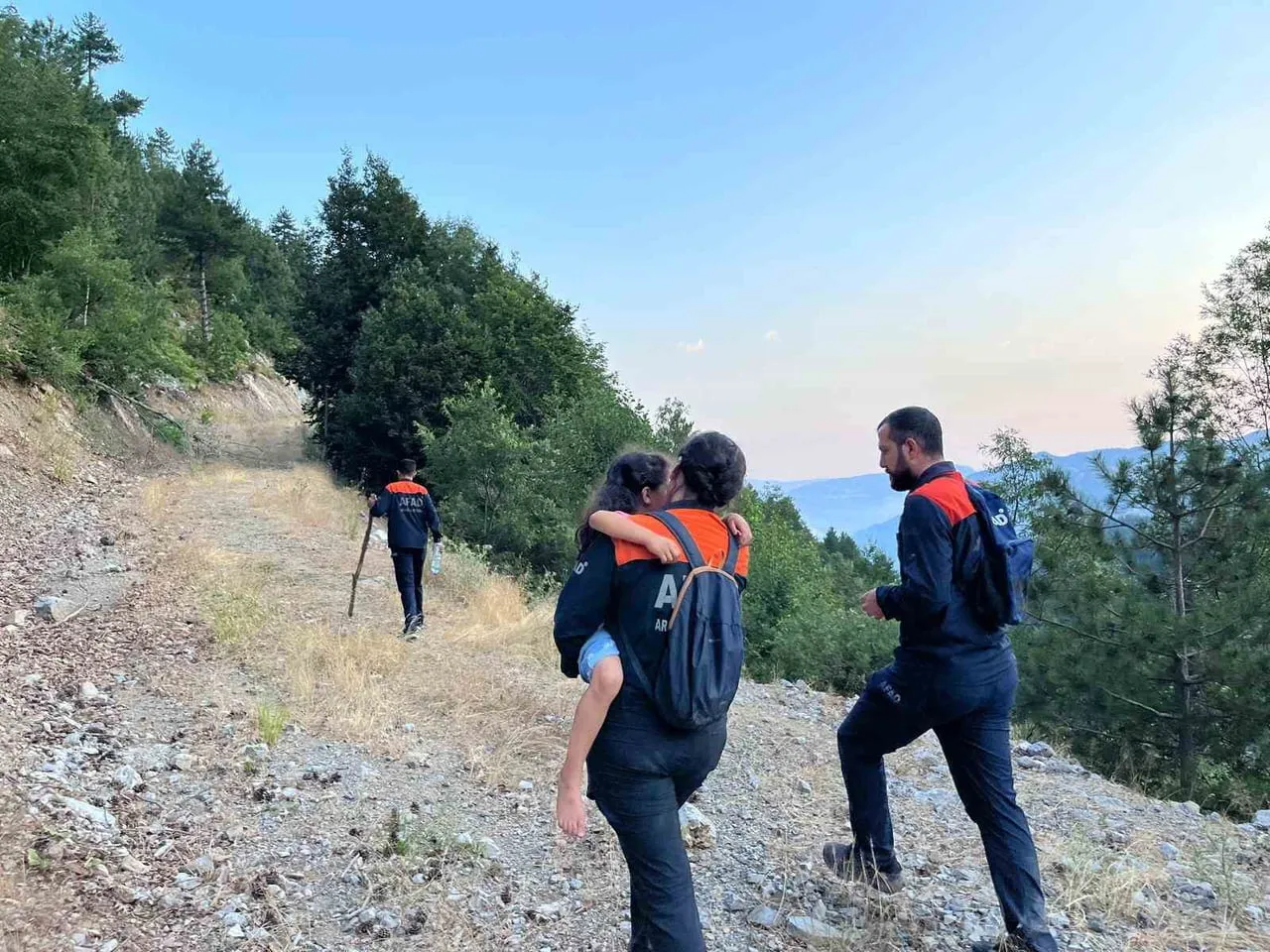 KONTROLLERİN ARDINDAN İKİ KİŞİ GÜVENLİ BÖLGEYE SEVK EDİLDİ.