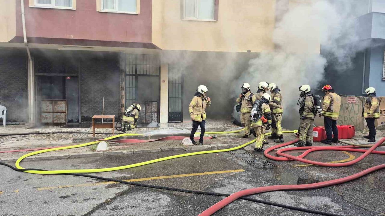 ÜSKÜDAR'DA 5 KATLI BİR BİNANIN GİRİŞ KATINDA ÇIKAN YANGIN İTFAİYE EKİPLERİ TARAFINDAN KONTROL...