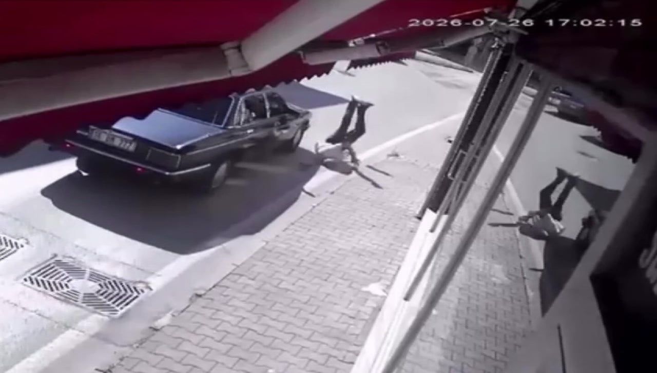 BURSA’NIN MUDANYA İLÇESİNDE YOLUN KARŞISINA KOŞARAK GEÇMEYE ÇALIŞAN YAYAYA OTOMOBİL ÇARPTI. BEYİN...