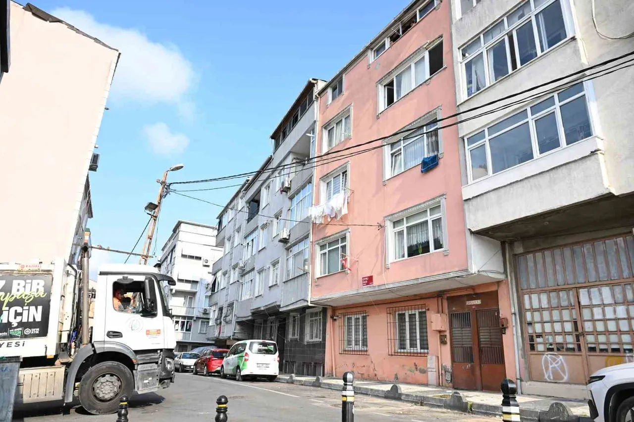 GAZİOSMANPAŞA’DA 5 YAŞINDAKİ KAYRA KARAATLI, YAKLAŞIK BİR YILDIR SESİNİ DUYUNCA PENCEREYE KOŞTUĞU...