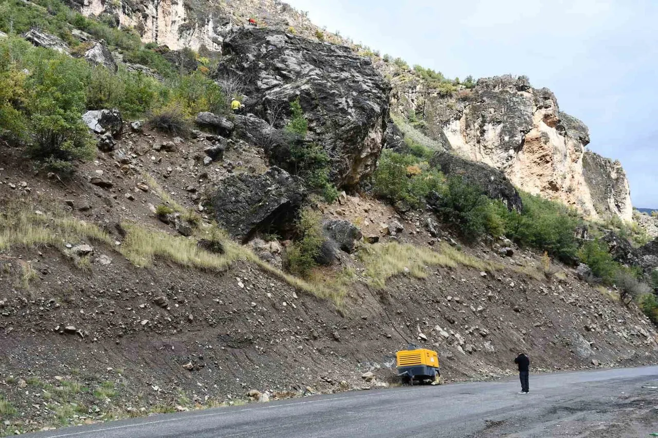 ŞIRNAK’TA TEHLİKELİ BÖLGELERDE KAYA DÜŞÜRME OPERASYONU SÜRÜYOR. RİSKLİ BÖLGELERDE HUMMALI ÇALIŞMA....