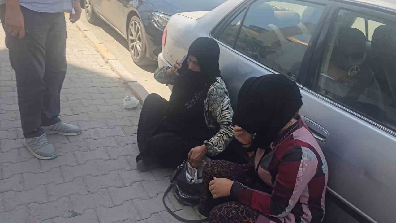 ELAZIĞ'DA ZABITA EKİPLERİNCE DÜZENLENEN OPERASYONDA DİLENCİLER, YAKALANMAMAK İÇİN ARACIN ARKASINA...