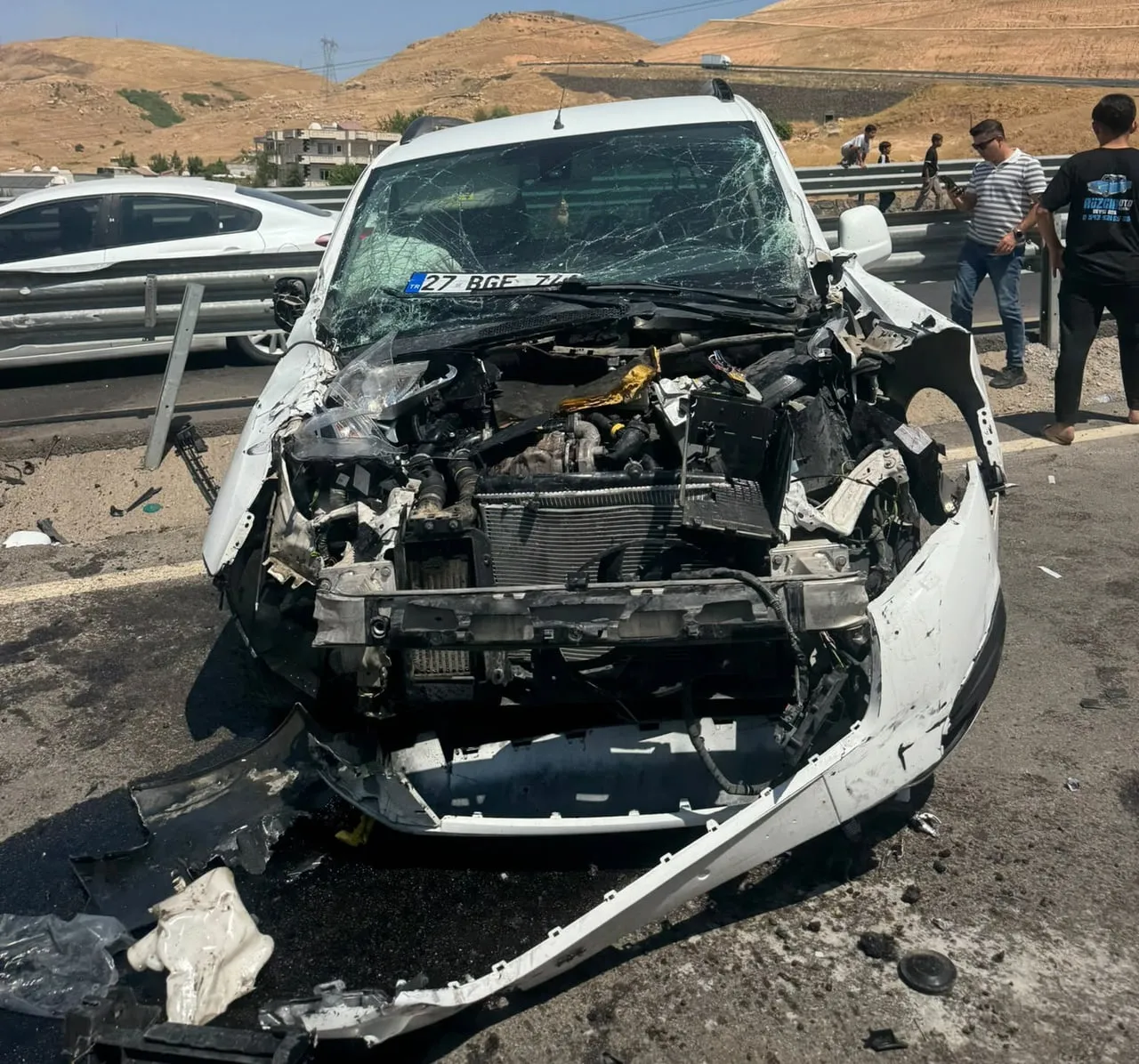 ŞIRNAK’IN CİZRE İLÇESİNDE KONTROLDEN ÇIKARAK BARİYERLERE ÇARPAN KAMYONETTEKİ 2’Sİ ÇOCUK 5 KİŞİ...