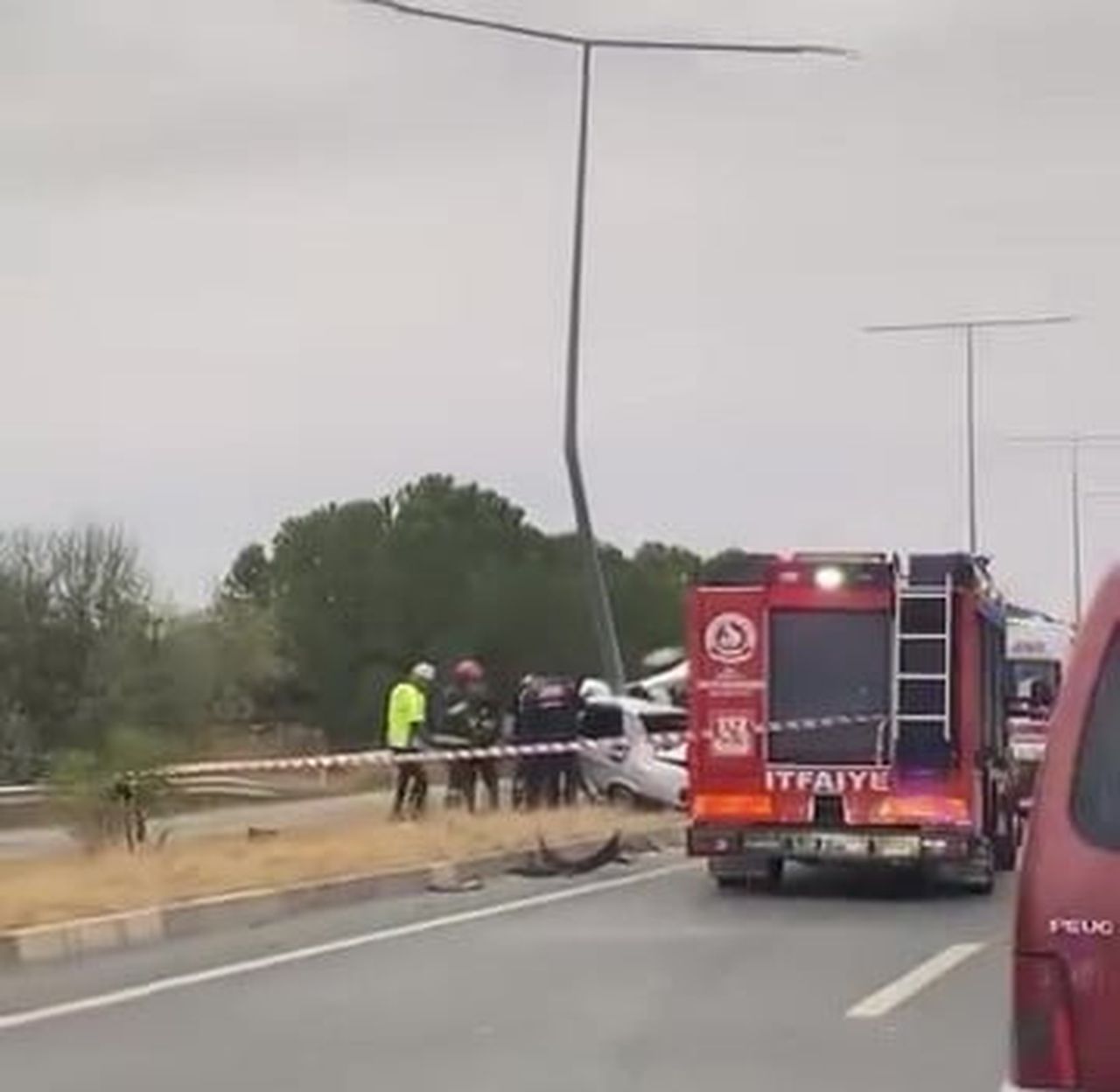 DENİZLİ'NİN SARAYKÖY İLÇESİNDE ELEKTRİK DİREĞİNE ÇARPAN TOFAŞ OTOMOBİL İKİYE BÖLÜNDÜ. KAZADA...