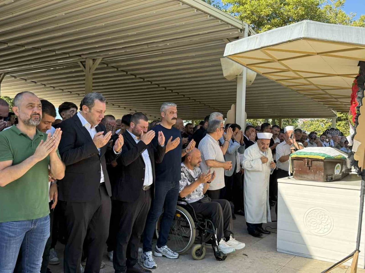 ZONGULDAK’IN TANINMIŞ İŞ İNSANLARINDAN ALİ KÜLÜNK, UZUN MEHMET CAMİİ’NDE İKİNDİ NAMAZININ ARDINDAN...