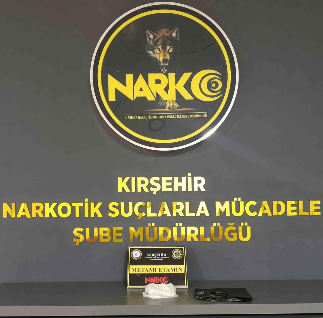 KIRŞEHİR'DE POLİS, UYUŞTURUCU MADDE TİCARETİNİN VE KULLANIMININ ÖNLENMESİNE YÖNELİK YAPTIĞI İKİ...