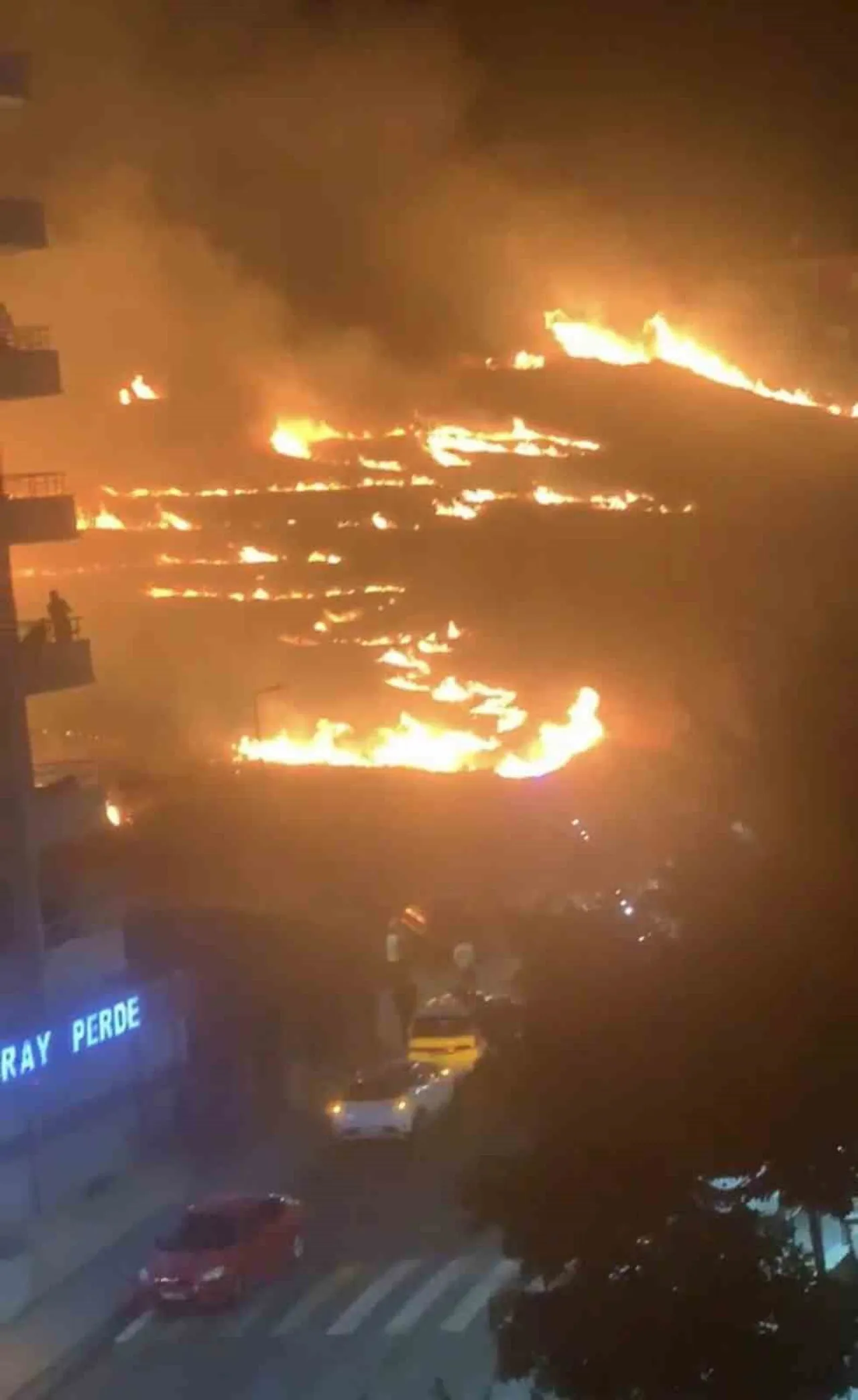 BATMAN’IN GÜLTEPE MAHALLESİ’NDE GELİN ALMA TÖRENİ SIRASINDA PATLATILAN HAVAİ FİŞEKLERİN BOŞ...