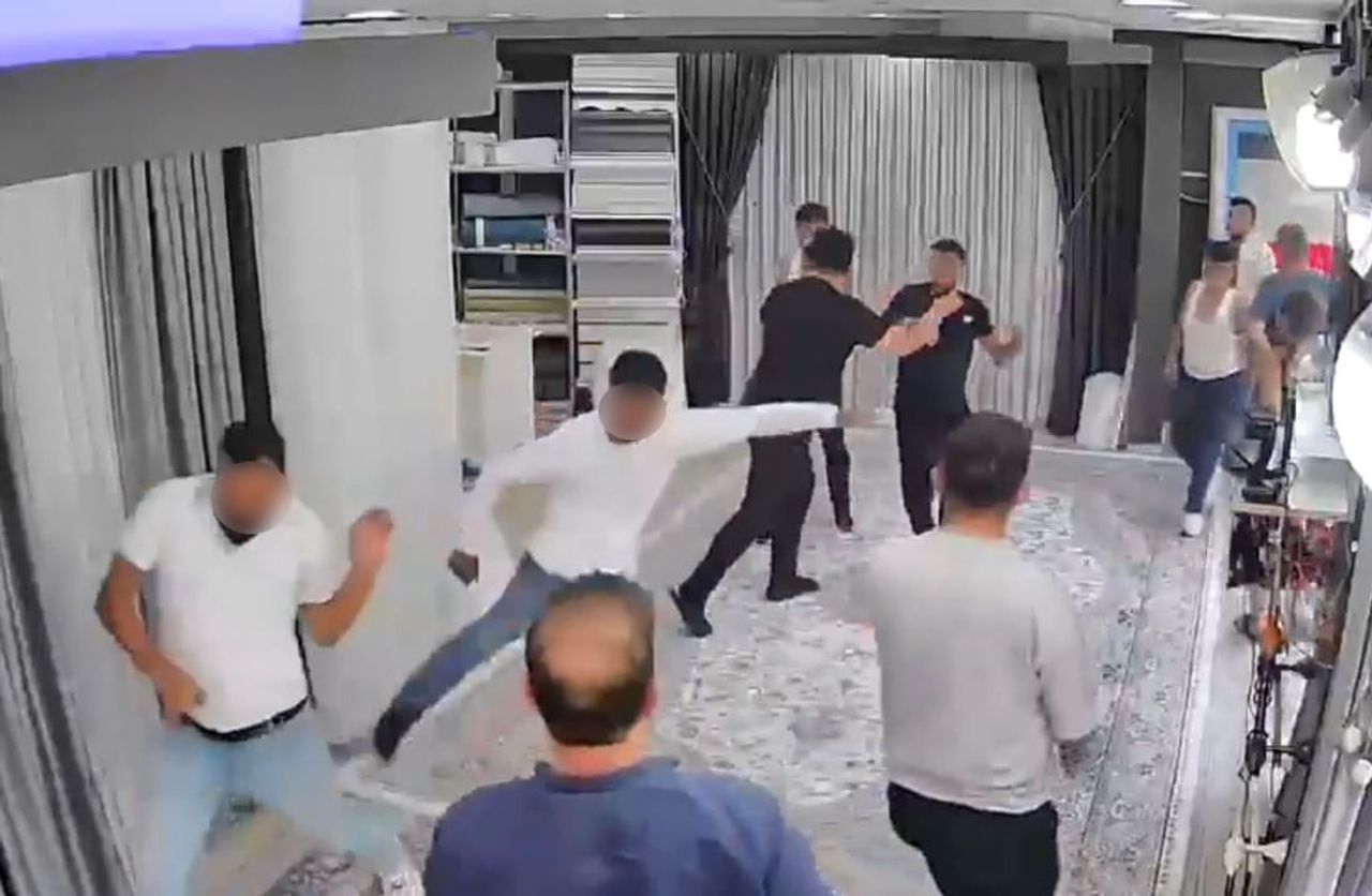 ADAMIN PEŞİNDEN BIÇAK VE SOPALI GRUBUN DA İŞYERİNE DALMASIYLA ORTALIK SAVAŞ ALANINA DÖNERKEN...