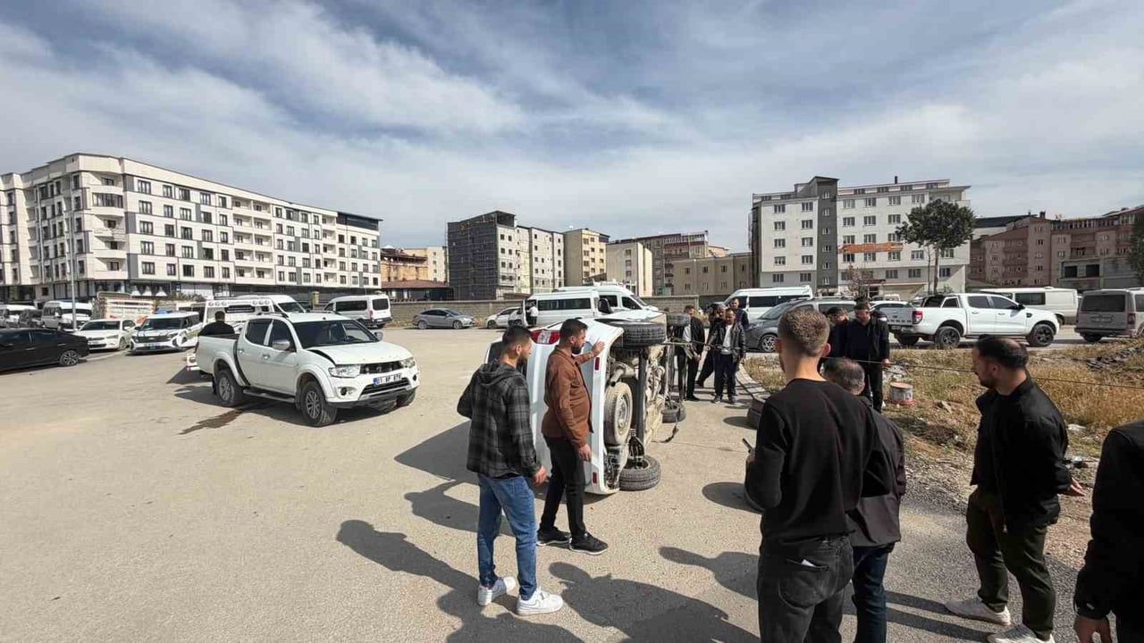 YÜKSEKOVA İLÇESİNDE KAMYONETLE HAFİF TİCARİ ARACIN ÇARPIŞMASI SONUCU 1 KİŞİ YARALANDI.