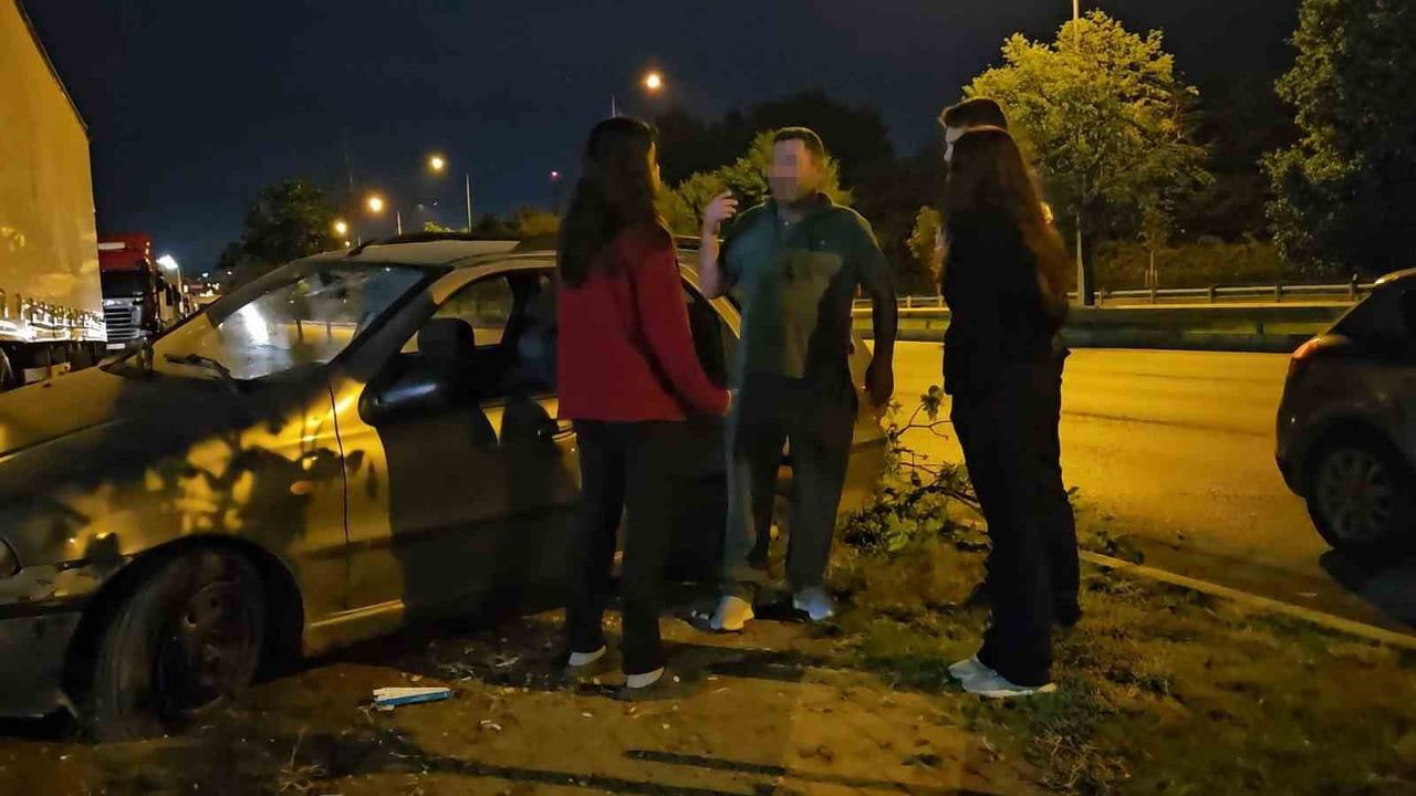 BURSA’NIN NİLÜFER İLÇESİNDE KONTROLDEN ÇIKAN OTOMOBİLİN TIRA ÇARPMASI SONUCU MEYDANA GELEN KAZADA...