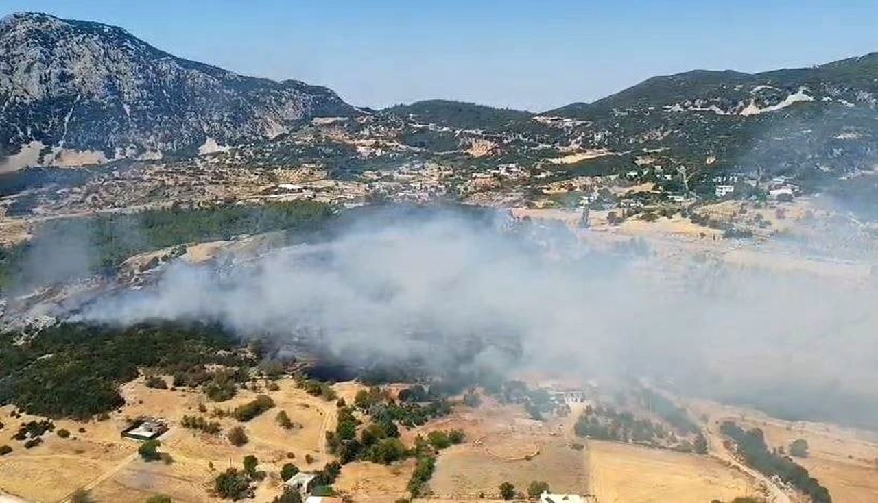 KAŞ'TA ÇIKAN ORMANLIK ALAN YANGINI 2,5 SAATTE KONTROL ALTINA ALINDI
